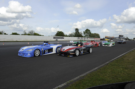 Henrik Jansen (blå bil) var helt fremme i starten af lørdagens løb for Peugeot Spider Cup, men Ronnie Bremer (sort bil) fik snart overhalet ham.